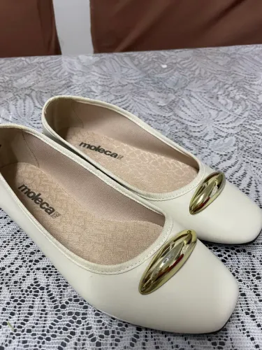 Sapatilha moleca off- white com detalhe dourado número 35