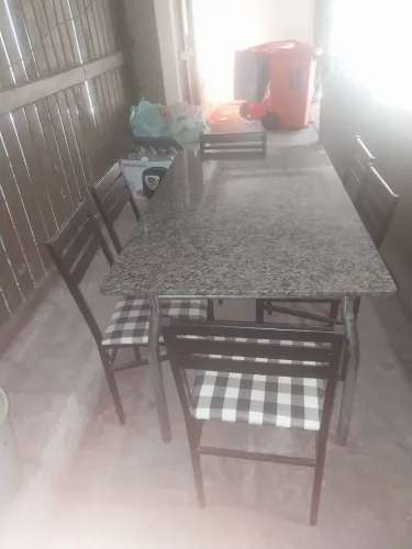 Mesa com seis cadeiras a pedra de mármore