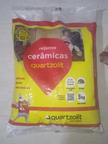 Rejunte cerâmicas quartzolit branco 5 kilos ......obs vencido 2025......Muitos pacotes