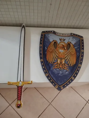 Espada e escudo brinquedo
