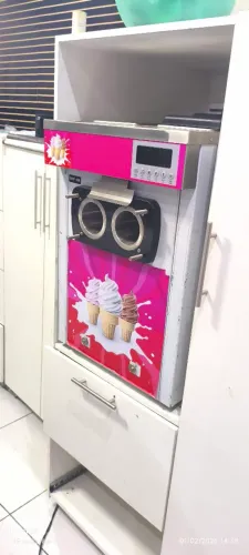 Máquina de sorvete semi nova pouco tempo usada 