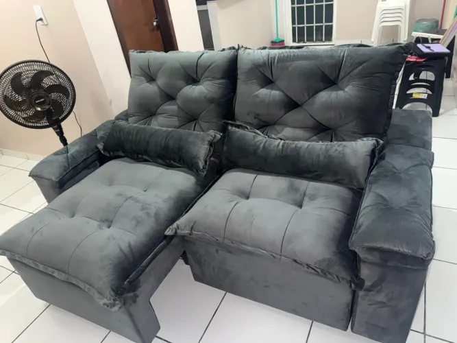 Sofá. Disponível. Frete grátis.