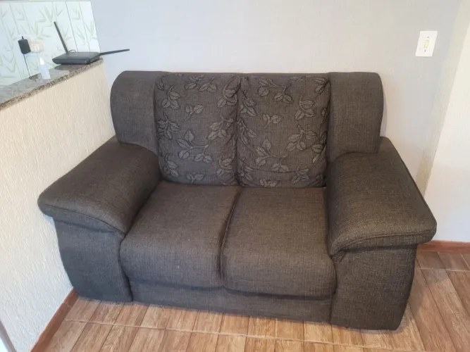 Vendo sofá em bom estado , apenas dois furinhos mas em mt bom estado 