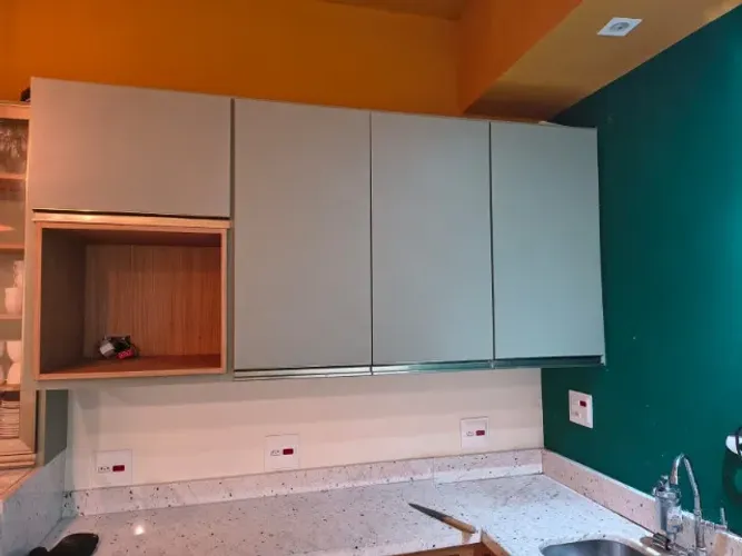 Vendo Armário Planejado c/ portas e espaço para forno