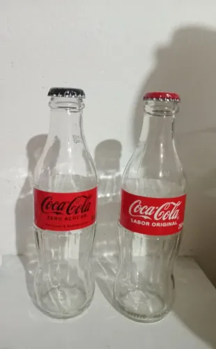 Duas garrafinhas coca cola