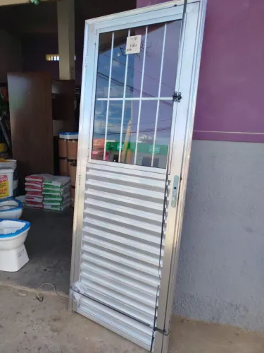 Portas de Alumínio Reforçada com Vidro 210x80