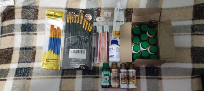 Kit Artesanato / Pinceis grandes e finos / Tintas acrílicas / Verniz e Aerográfo Portátil