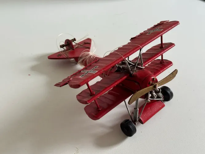 Avião Vermelho Asas Tripla Hélice Estilo Retrô 