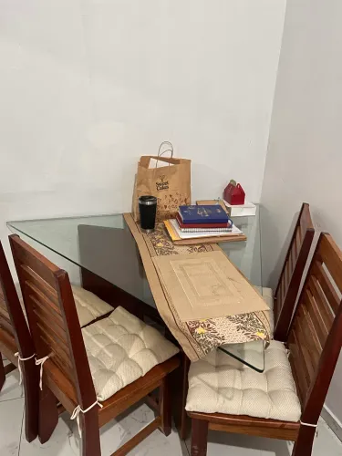 Mesa de madeira com tampo de vidro triângulo 