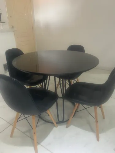 Jogo de mesa com 4 cadeiras