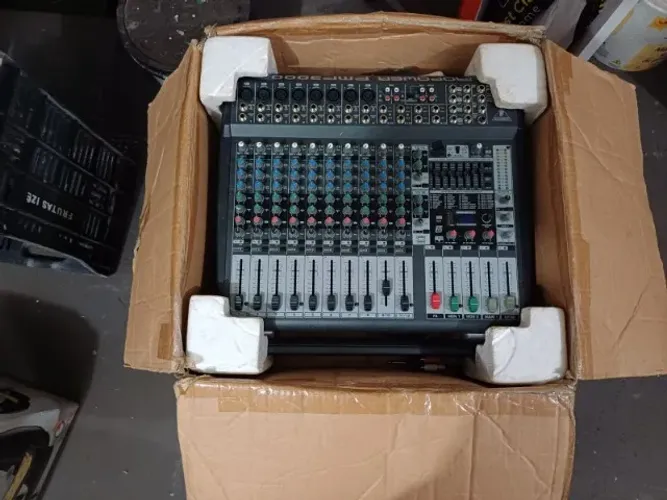 Mesa de Som Behringer Europower PMP3000