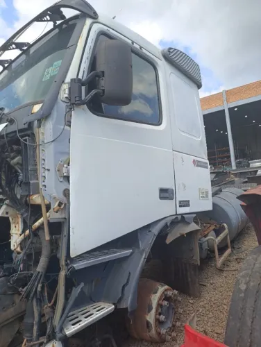 Volvo Fh 12 Branca Ano 2001