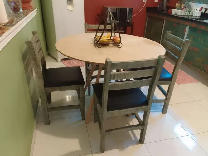 Mesa jantar e 4 cadeiras conservadas.