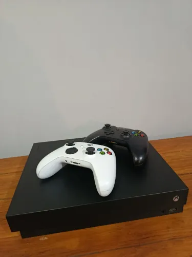 Xbox one X - 1 TB - 2 controles
