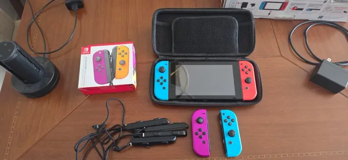 Nintendo Switch 1 + 2 controles + base carregadora