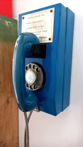 Telefone antigo tipo orelhão, de discar. Marca Daruma