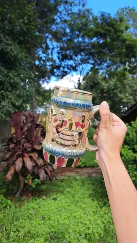 Caneca de chopp antiga (1973) Alemão em alto relevo.