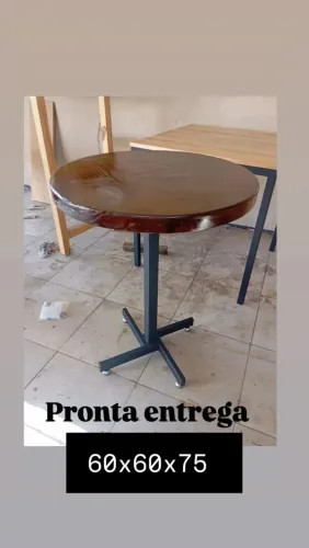 Mesa redonda em metal e madeira