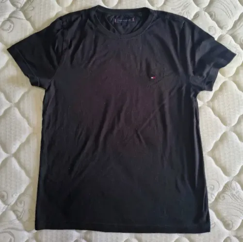 Camiseta Tommy Hilfiger Preta - Tamanho P