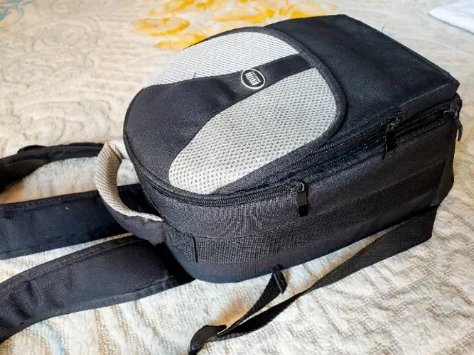 Mochila para câmeras e acessórios diversos,várias divisórias ajustáveis, com capa de chuva