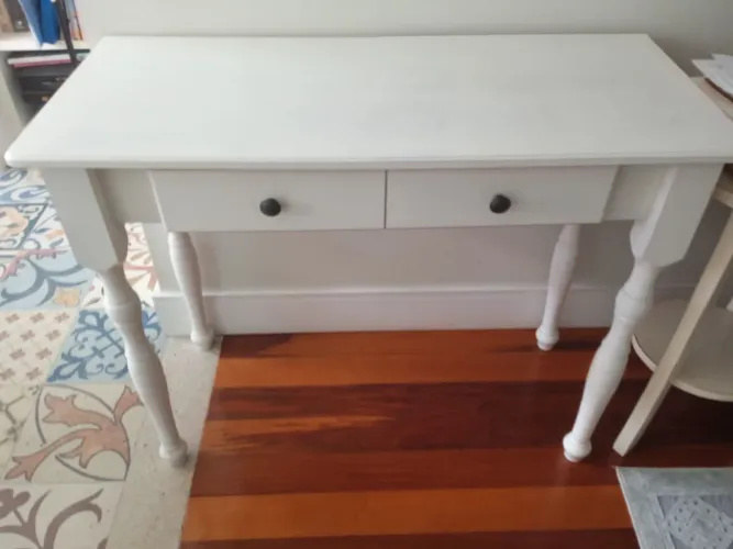 Escrivaninha branca de madeira