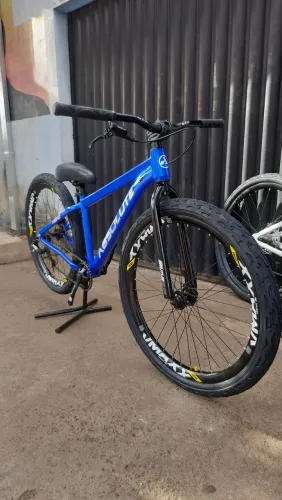 Bicicleta absolute Nero 6 freeride com Vmaxx e kenda flame