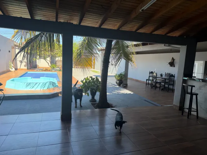 Vende se uma casa no Jardim Tijuca com área de lazer.