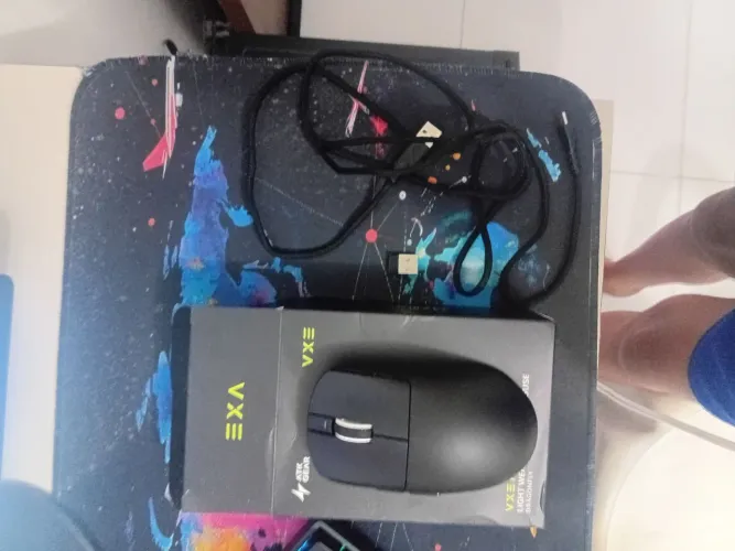 Vendo mouse vxe r1 com sensor paw3395 e pesando 59g menos de 1 mes de uso