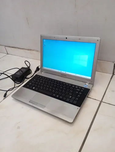 Notebook Samsung original 320 gigas 6 RAM responde muito rápido tá bem conservado