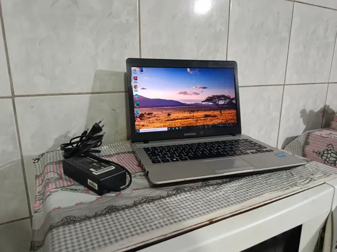 Notebook Samsung com 8gb memória, ssd, teclado novo, bateria ok, carregador.