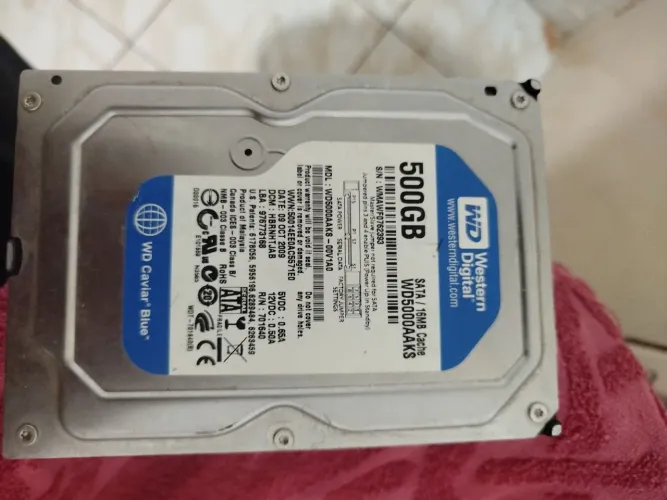 2 HD de 500 GB cada totalizando 1 TB