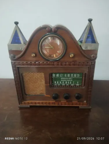 Rádio antigo valvulado com relógio