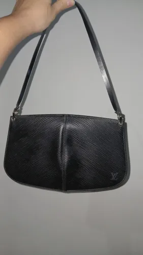 Bolsa Louis Vuitton Pochette Demi-Lune Epi Preto