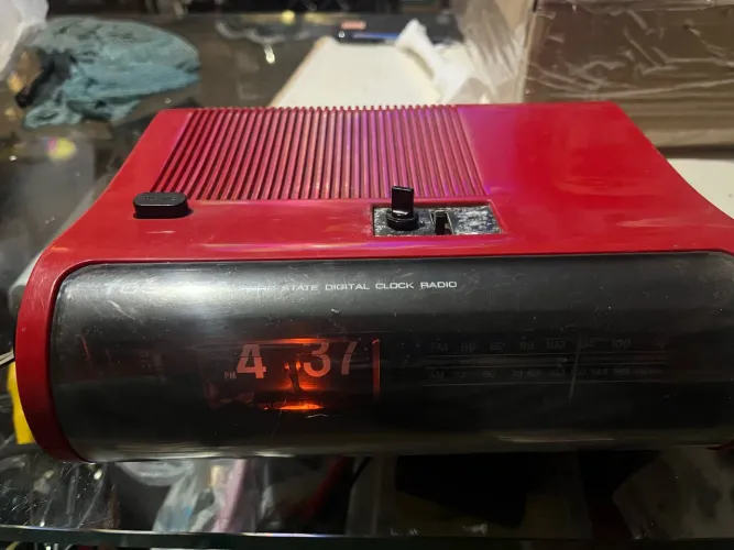 relógio vintage Toshiba RC-803F c/ defeito