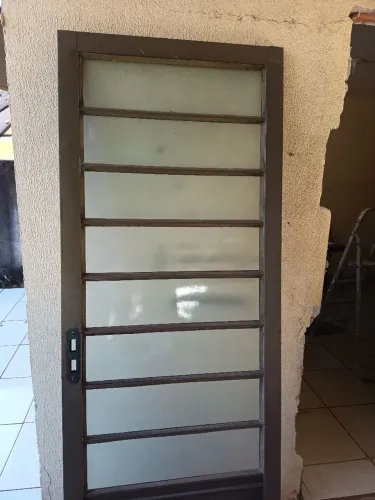 Porta metal sem dobradiça e sem fechadura
