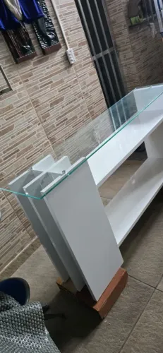 Aparador na cor branca em ótimo estado de conservação.