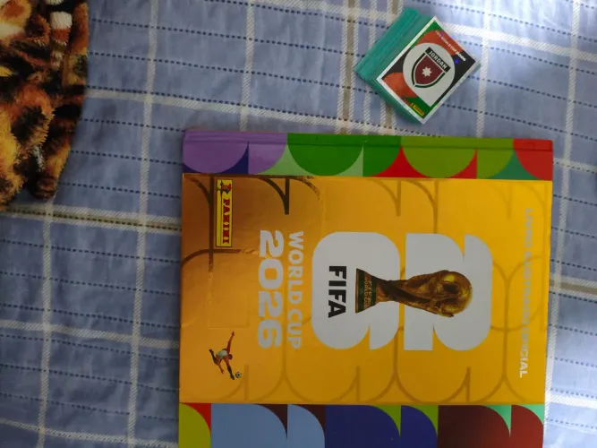 Álbum da copa 2026 capa dura dourado 80% completo e com mais 30 figurinha