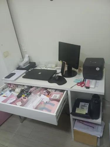 MESA COM GAVETAO E NICHO