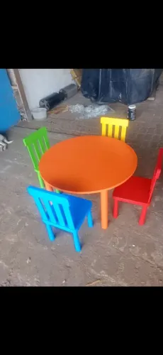 Conjunto coletivo escolar, 3 a 5 anos, novo, mesa 85cm diam., 4 cadeiras, madeira tudo.
