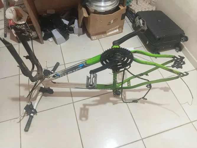 Quadro de bicicleta antigo com peças (para reformar)