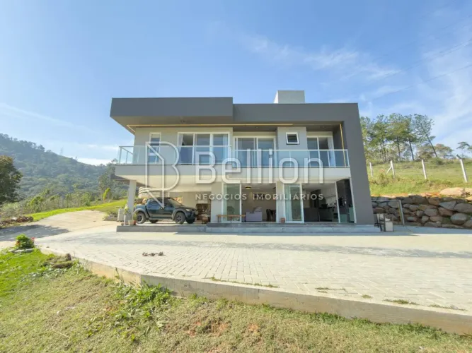 Sítio de Alto Padrão à Venda | 34.901 m², Casa Nova Mobiliada e Vista para o Vale