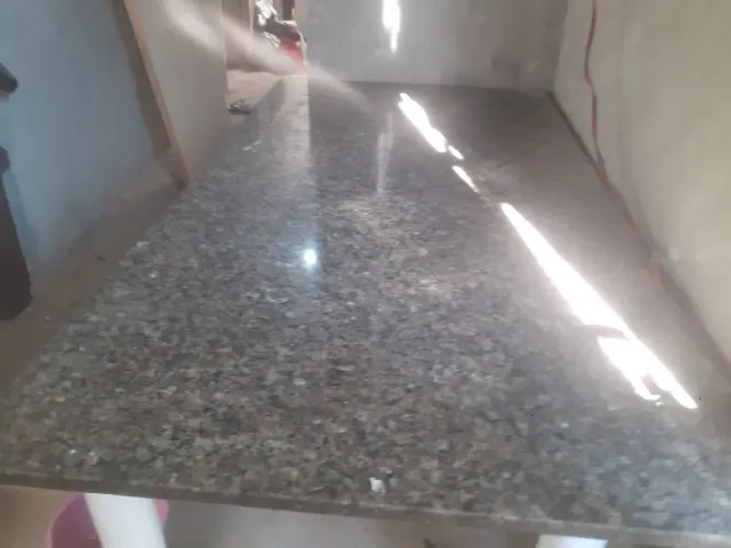 Vende-se uma pedra de mármore com base