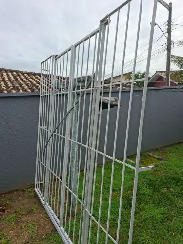 Vendem-se duas grades com portões de correr