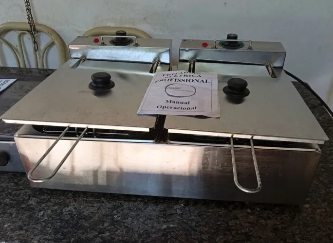 Vendo fritadeira elétrica de 2 cubas e 1 chapa grande a gás 