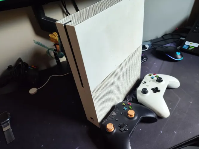 Xbox one S (1 tera) + dois controles