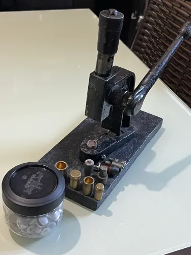 Máquina de cobrir e pregar botão