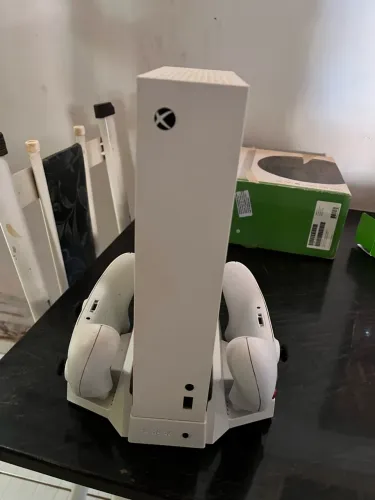 Vendo Xbox series s, com dois controles e um suporte cooler