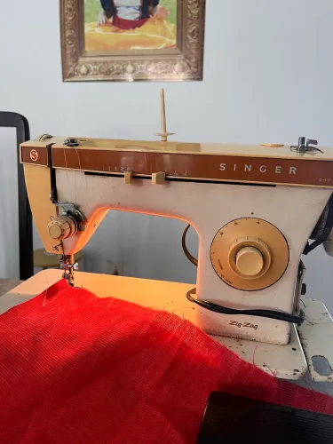 Máquina de costura singer Zing zag funcionando 