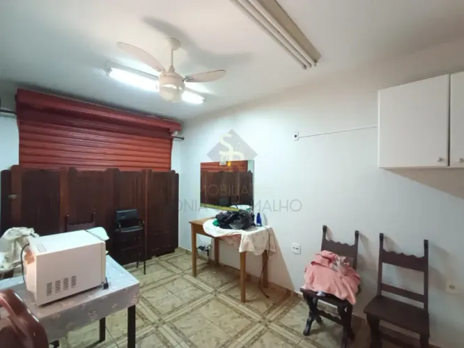 Casa à venda com salão comercial e 03 quartos, sendo 01 suíte no bairro Jardim José Sampai