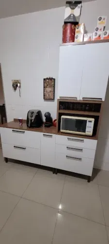 Armário de cozinha em duas peças, seminovo, madeira branca e amêndoa